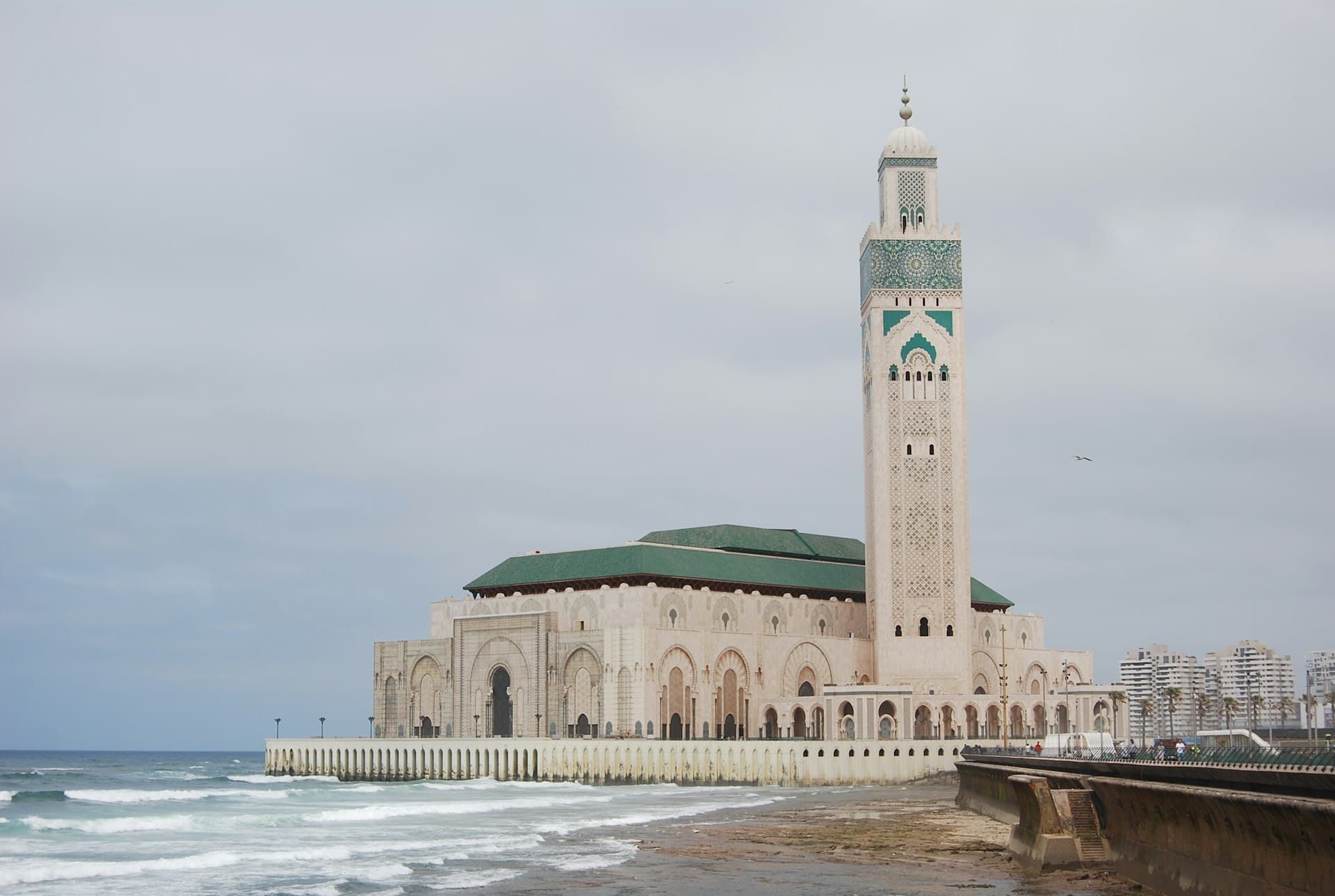 La Mosquée Hassan II vue depuis le rivage, bordée par l'océan Atlantique, symbole de Casablanca