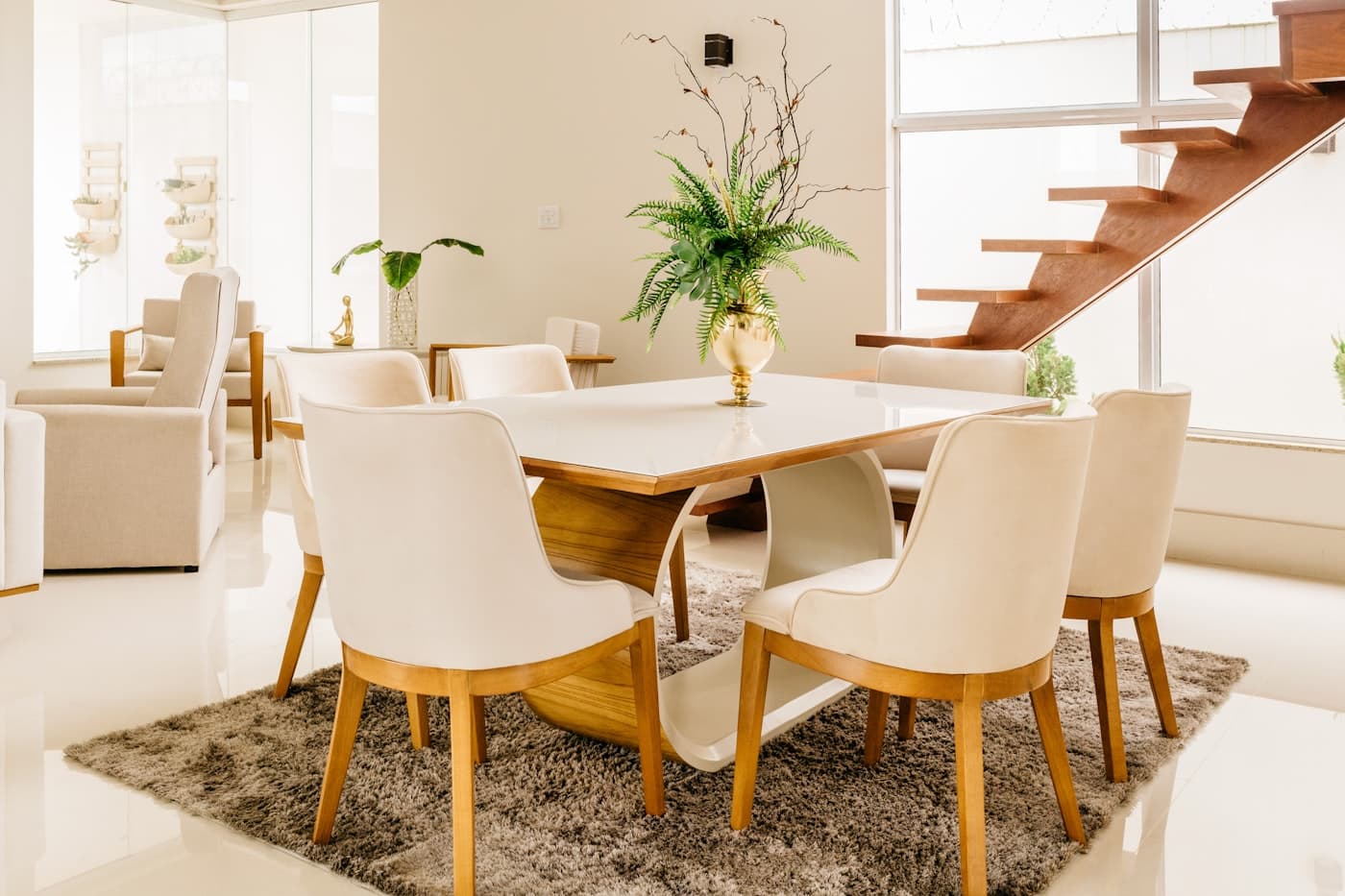 Séjour et salle à manger d'un appartement moderne à Casablanca